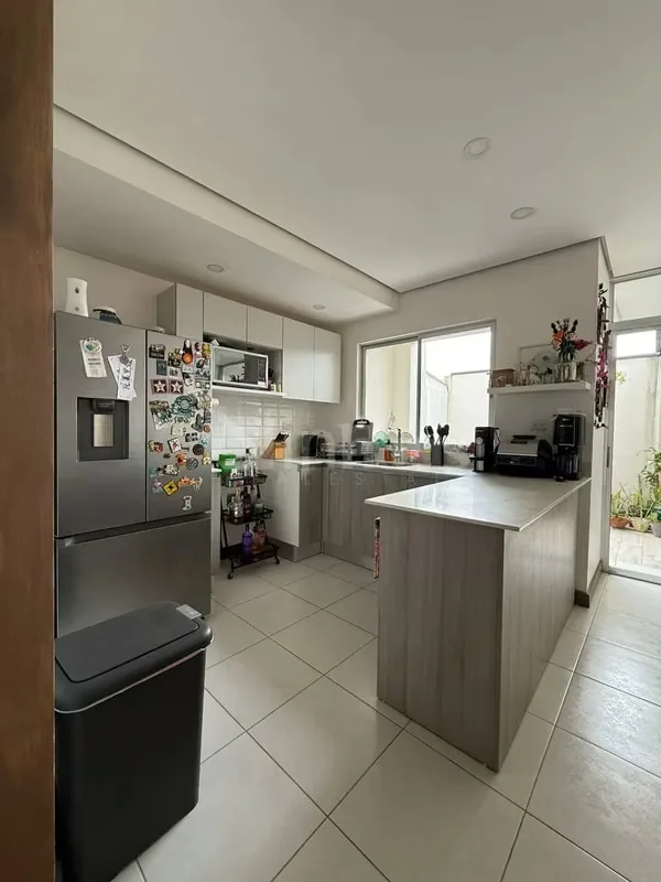 Moderna residencia de dos niveles situada en un condominio en Sabanilla de Montes de Oca, con acabados de alta calidad y un diseño funcional que optimiza cada metro cuadrado. El primer ... — photo 5