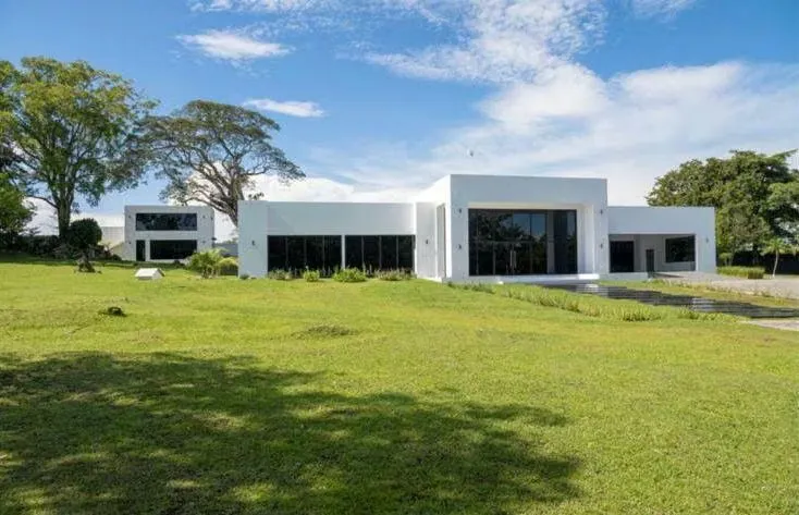 Hacienda de Lujo Exclusiva con Piscina, Cine Privado y Caballerizas en Más de 10.000 m²