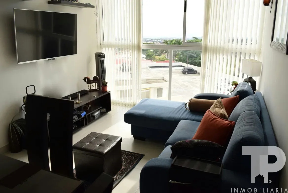 Spacious 4th-floor apartment with city views and just steps from the National University.