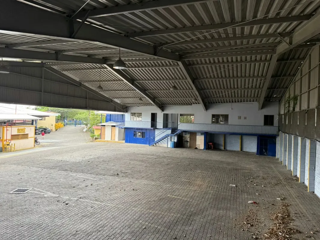 Amplia propiedad industrial ubicada en una zona estratégica y de alta conectividad en Asunción de Belén, ideal para ... — photo 3