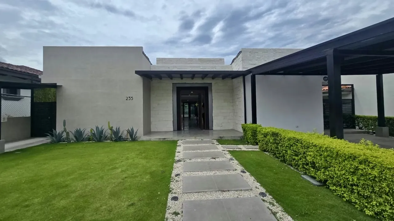 Casa Contemporánea de Una Planta en Valle del Sol