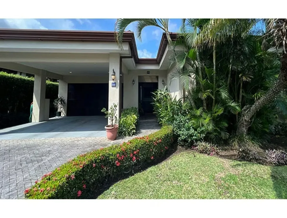 SE VENDE Casa de Una Planta en Condominio en Santa Ana