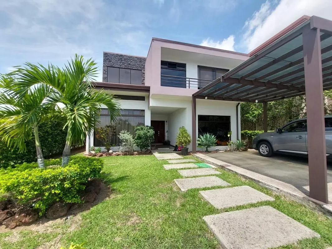 Venta de casa en condominio exclusivo - La Guácima, Alajuela