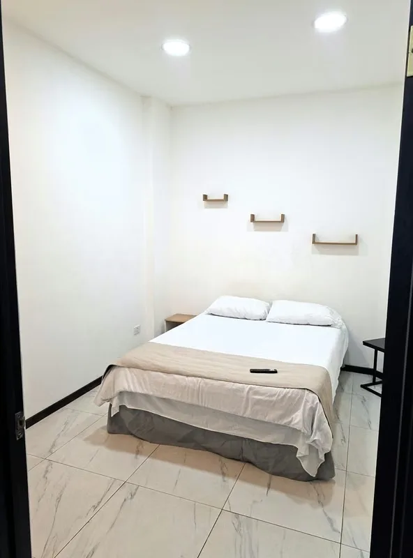 En primer piso, 1 habitación toda integrada, 1 baño completo (privado).
