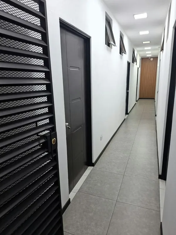 En primer piso, 1 habitación toda integrada, 1 baño completo (privado). — photo 2