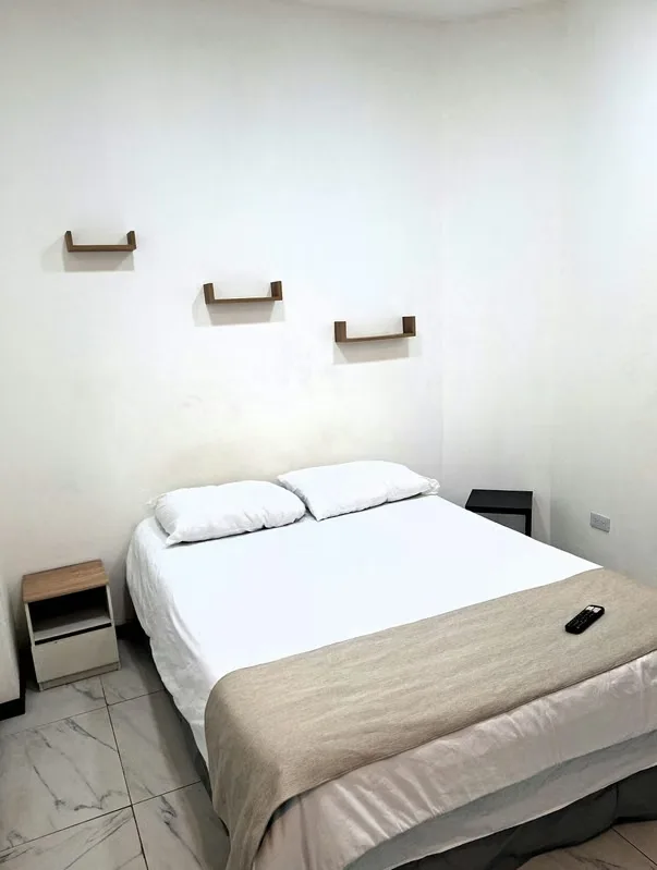 En primer piso, 1 habitación toda integrada, 1 baño completo (privado). — photo 3