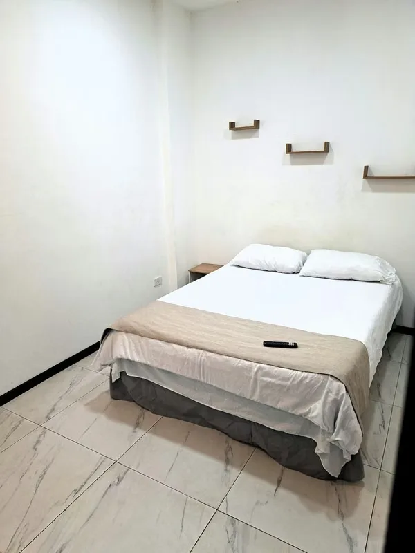 En primer piso, 1 habitación toda integrada, 1 baño completo (privado). — photo 4