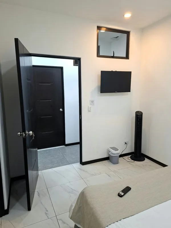 En primer piso, 1 habitación toda integrada, 1 baño completo (privado). — photo 5