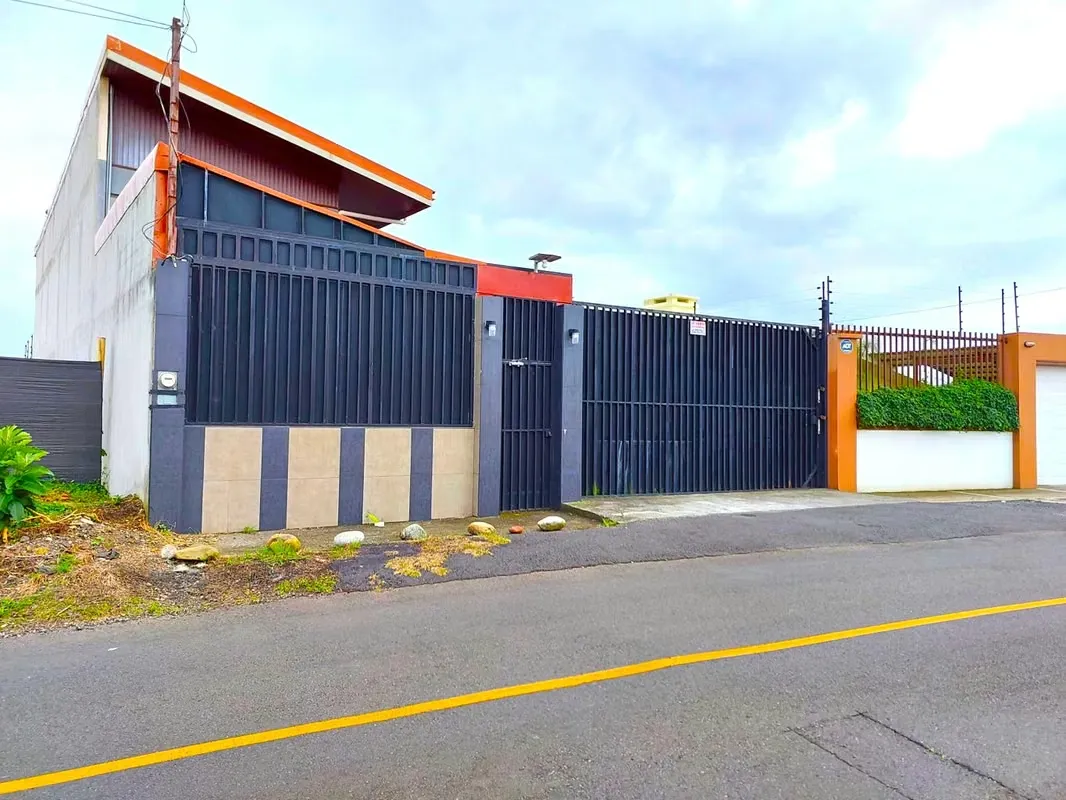 House FOR SALE in San Isidro Heredia with Mixed-Use Zoning and Mountain Views