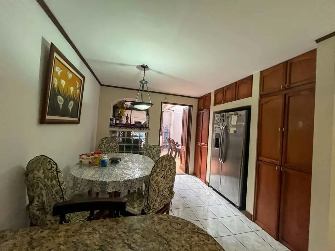 Spacious Corner House for Sale near Plaza América — photo 2