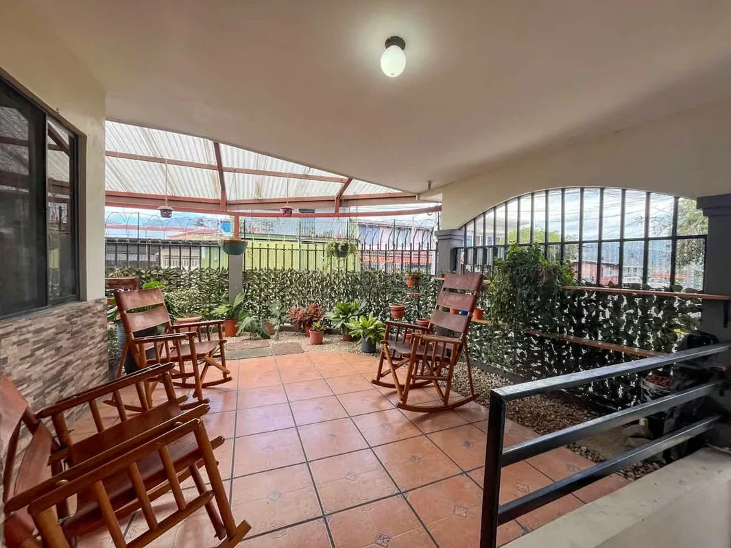 Spacious Corner House for Sale near Plaza América — photo 3