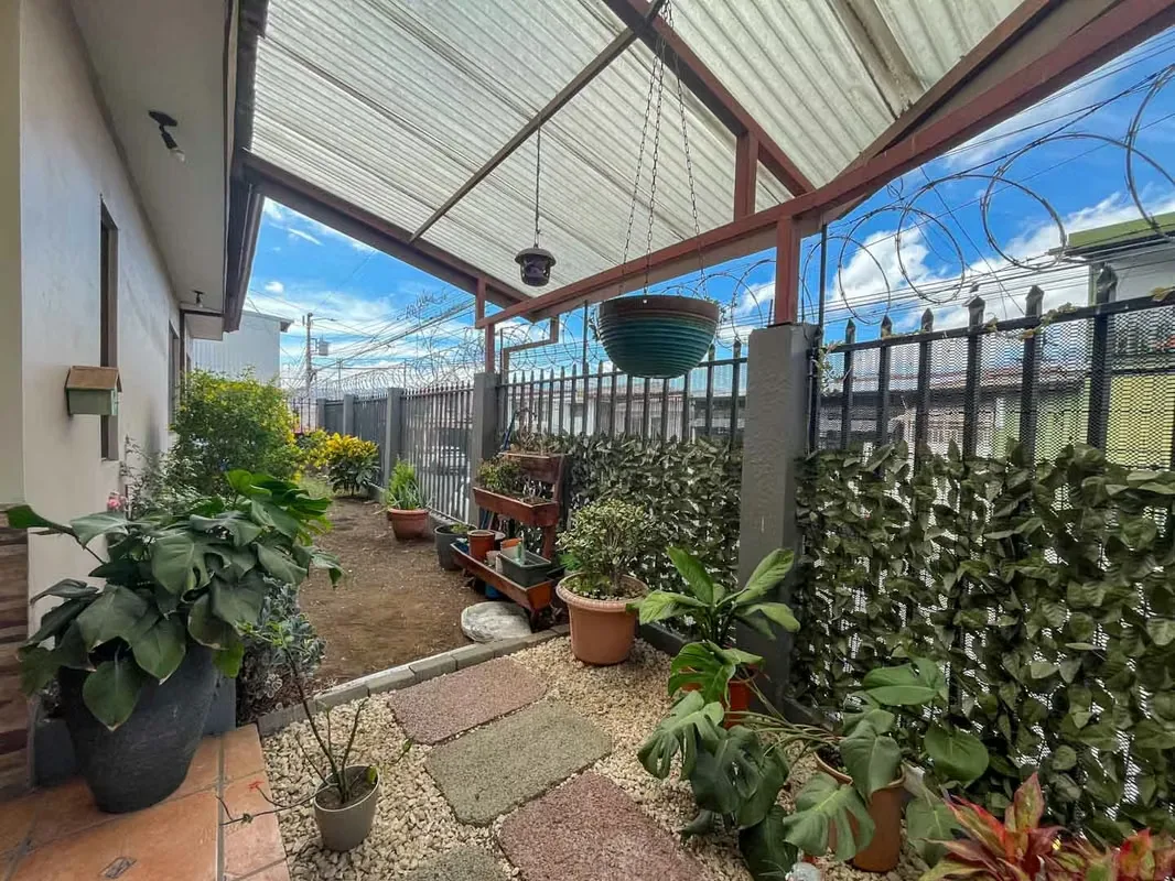 Spacious Corner House for Sale near Plaza América — photo 4