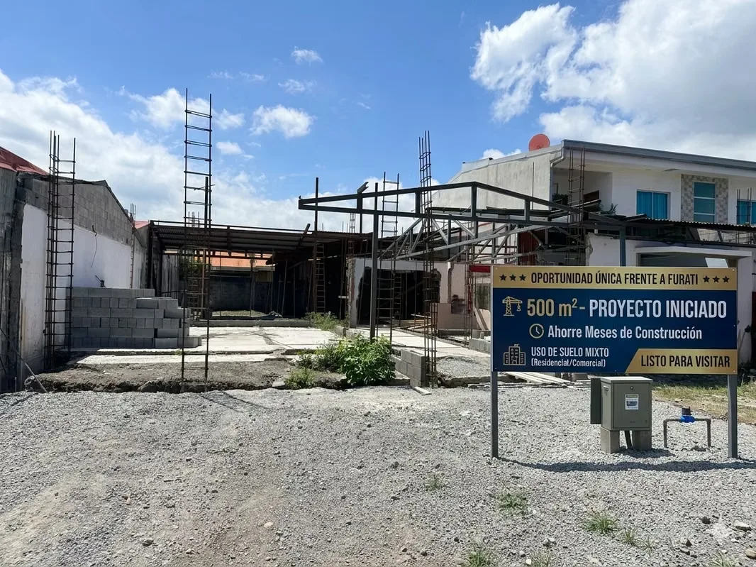 Se vende lote estratégico de 500mts2 con una ubicación comercial inmejorable sobre la vía principal en Pozos de Santa Ana, directamente frente a Furati. Es el punto perfecto para ...