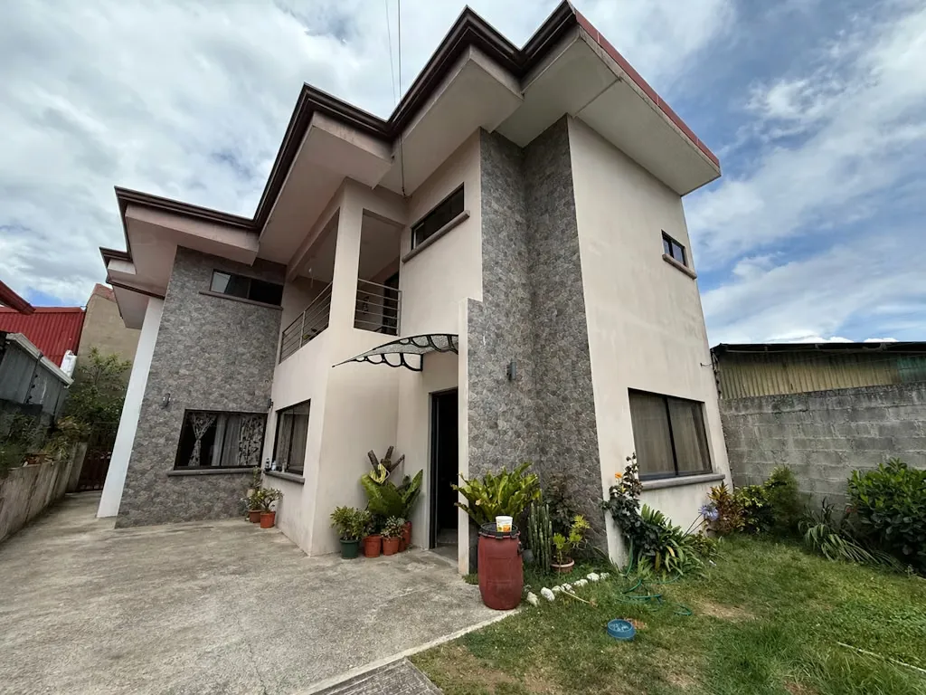 Modern and Spacious House for Sale in San Isidro de Coronado