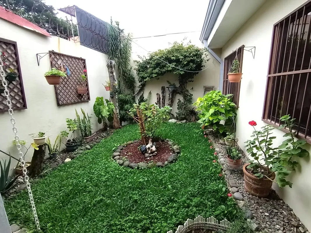 Se vende casa de una planta en Concepción de Tres Ríos, esta propiedad consta de un terreno de 160 m2 de terreno, la casa cuenta con dos parqueos techados, jardín frontal, ingresamos ... — photo 2