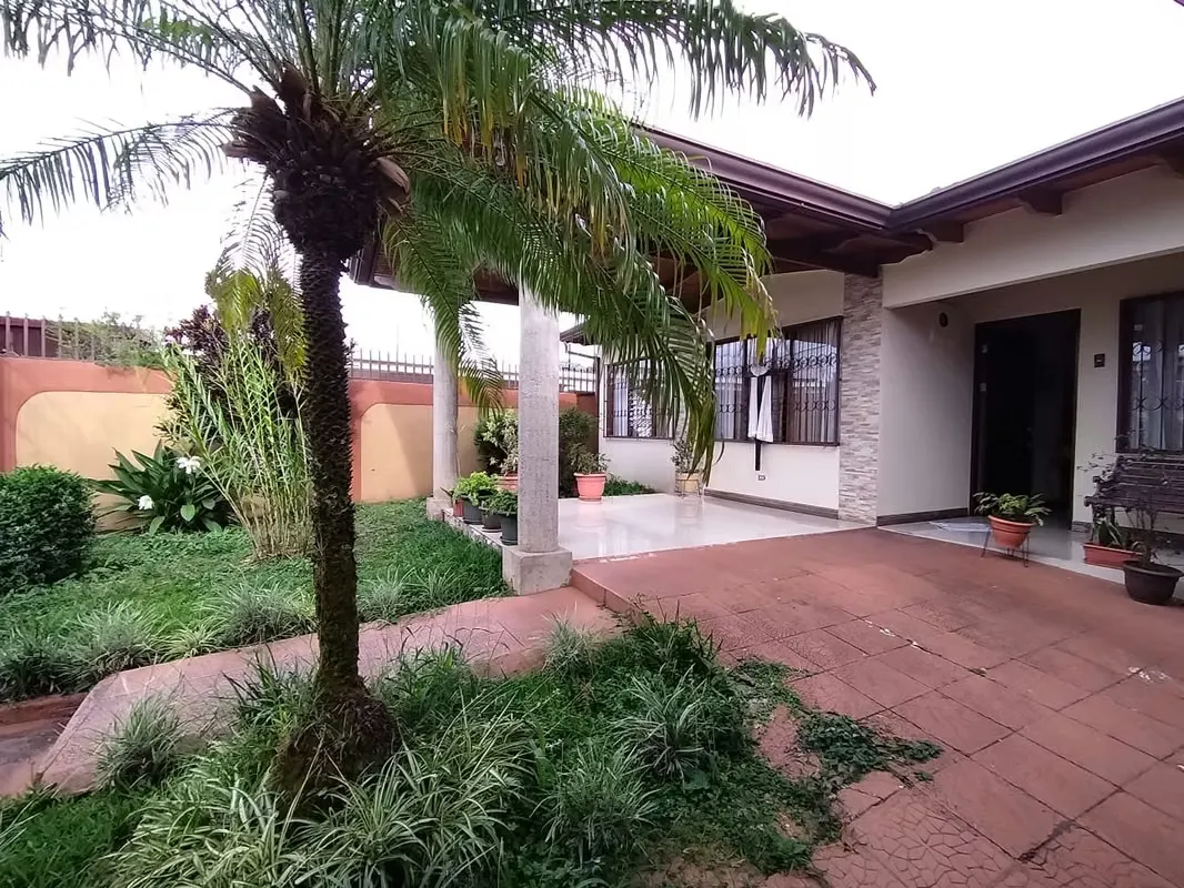 En venta casa de una planta en Desamparados. P.P