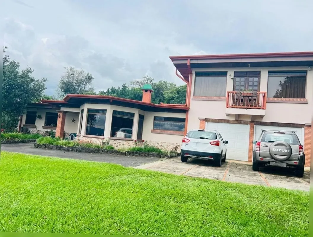 Casa con zona verde de 2.500 m² y árboles frutales. Un hogar rodeado de naturaleza, con vistas panorámicas al Valle Central y una atmósfera de tranquilidad total. La casa de 344 m² ... — photo 5