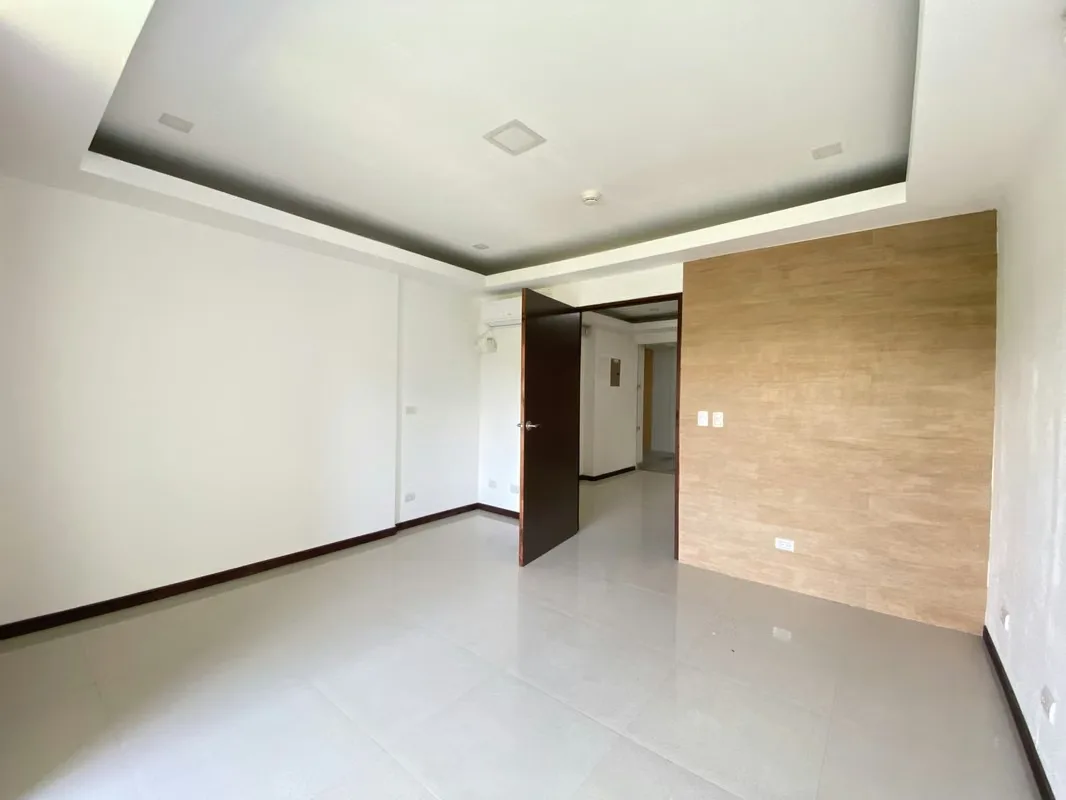 Smart investment with excellent ROI! Acquire this fully remodeled commercial space, strategically located in Escazú's highest-growth area on Route 27. Perfect property for ...