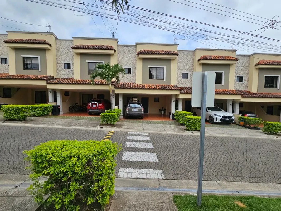 VENDO muy linda-amplia e impecable casa esquinera, modelo grande, en el apetecido condominio Santa Ana Hills, muy céntrica y familiar cerca de McDonald´s, Automercado, la Cruz Roja y ...