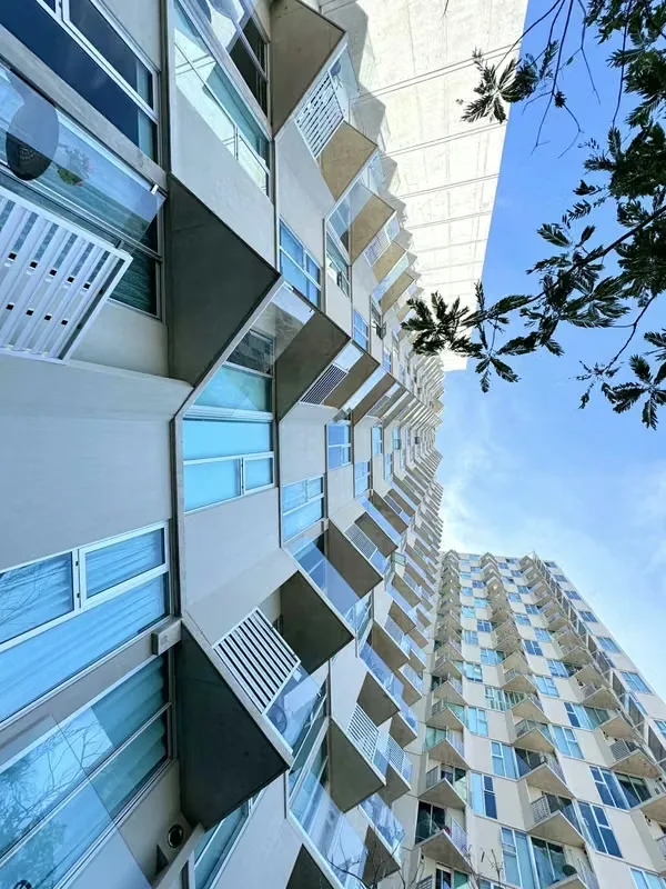 Modernity, comfort and excellent location in one of the most quoted areas of San José. Ideal for executives, couples, students or people looking to live close to everything.