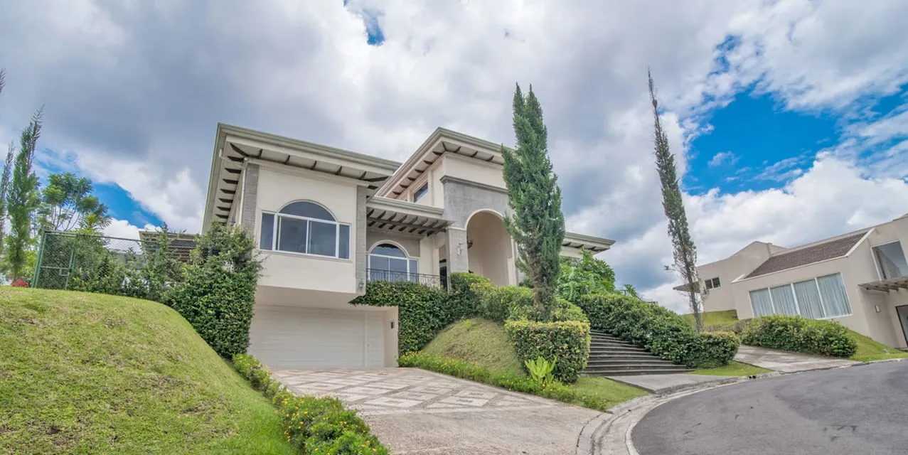 The Uptown Home. Location: El Gregal, Curridabat, San Jose. 3 bedrooms | 3 bathrooms + 1 half bath | 484 m² built area | 863 m² lot. Features: Bar Area, Classical Design, Fireplace / ...