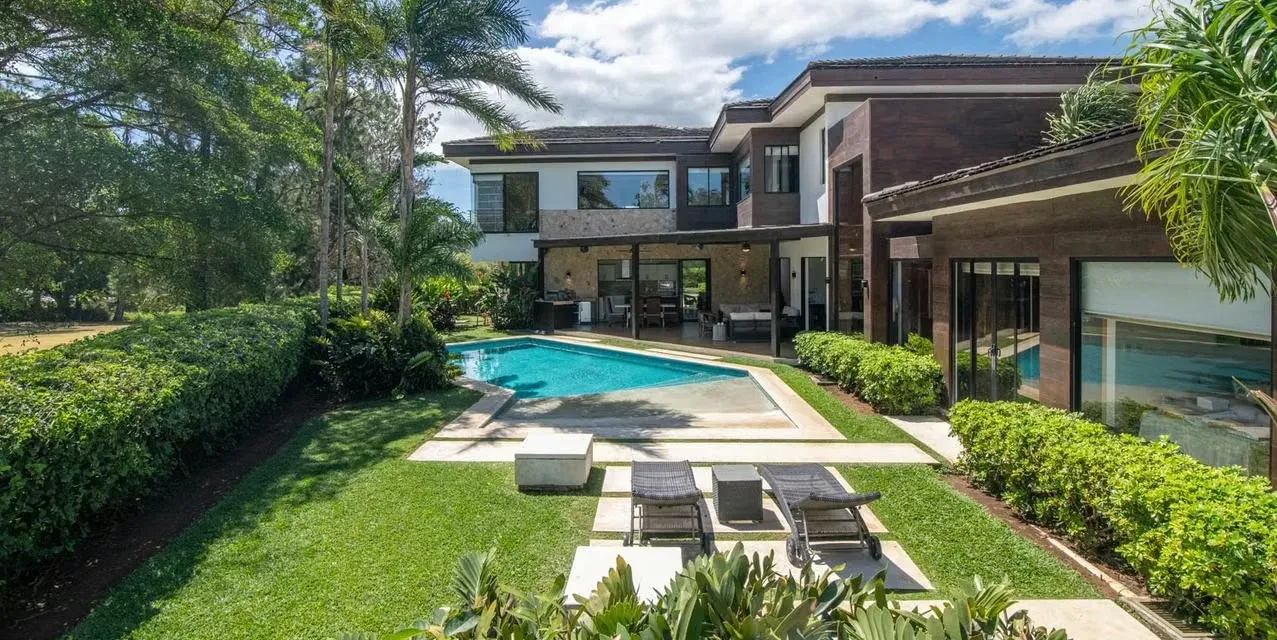 Serene Home @ Los Reyes
