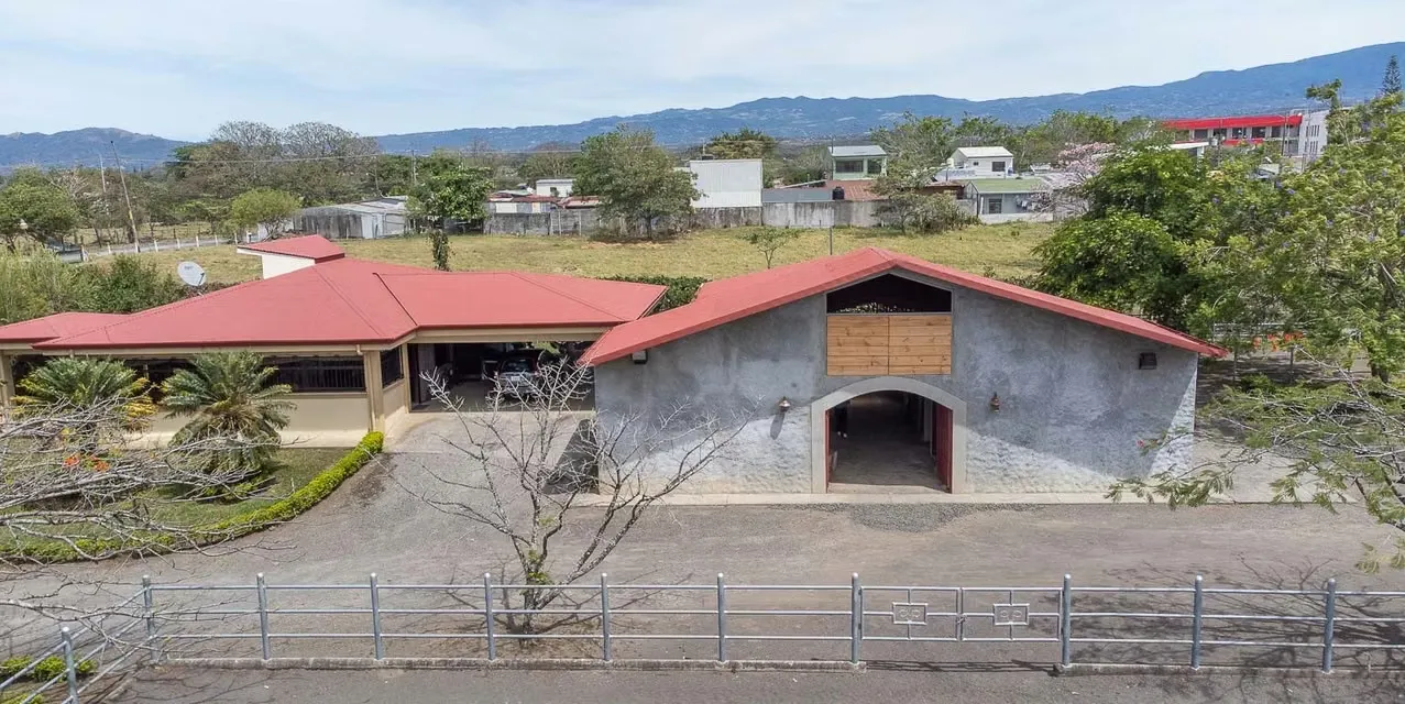 Dúo Equestrian Farm in La Garita. Location: La Garita, Alajuela. 2 bedrooms | 2 bathrooms | 9654 m² lot. Features: Cross-ventilation, Natural light, A/C Splits. Exterior: Green / ..., photo 2