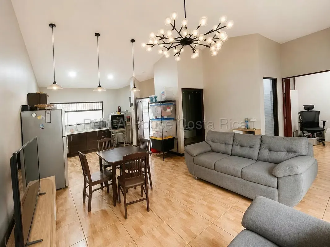 This beautiful 160 m ² house combines location, comfort and functionality in one of the most sought after areas near ...