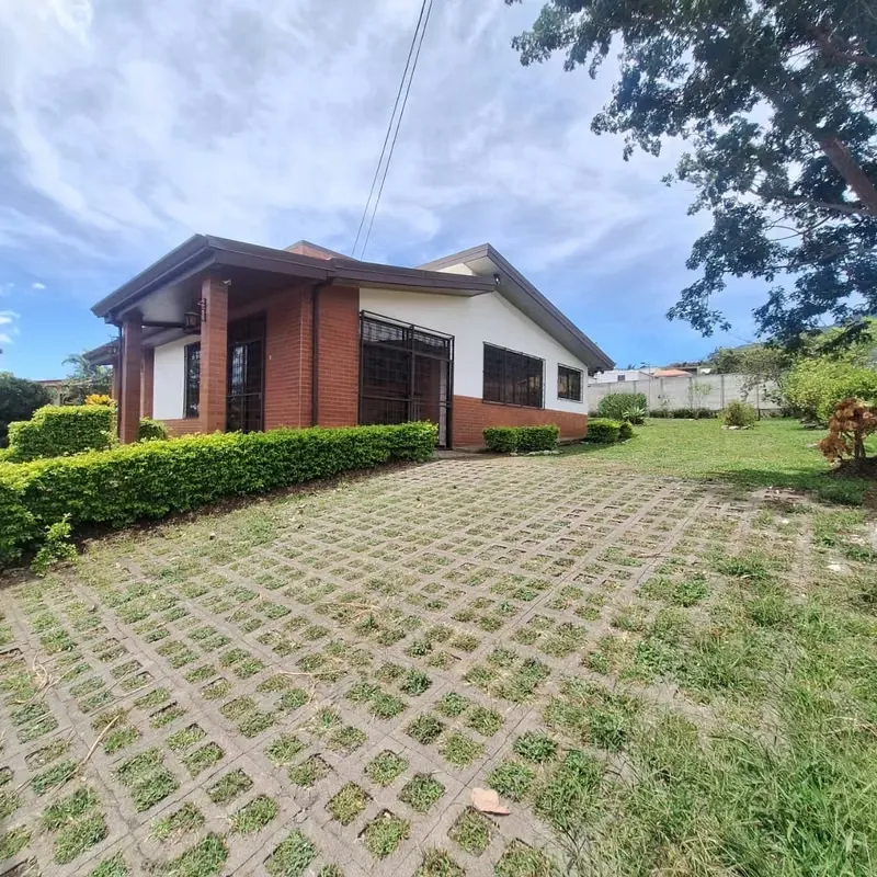Esta hermosa casa independiente en San Antonio es la opción ideal. Ubicada dentro de una exclusiva propiedad privada con ...