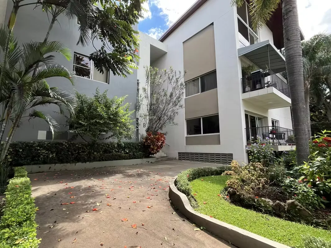YA. Distinguido apartamento en venta, amplio y fresco en Santa Ana
