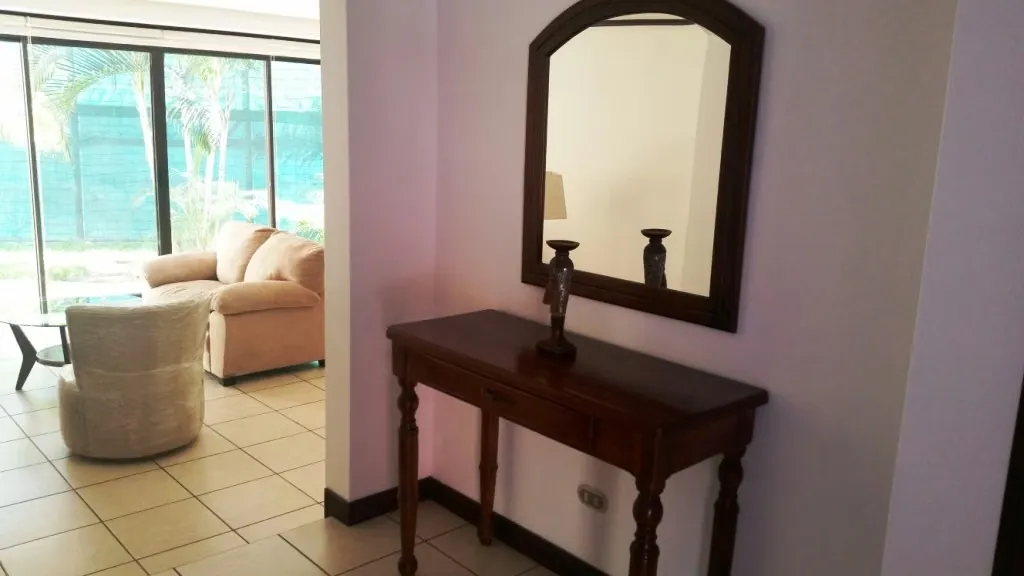 Living room, dining room, kitchen, battery room, service room, visit bathroom, terrace, 2 parking spaces, 3 bedrooms, 2 bathrooms.