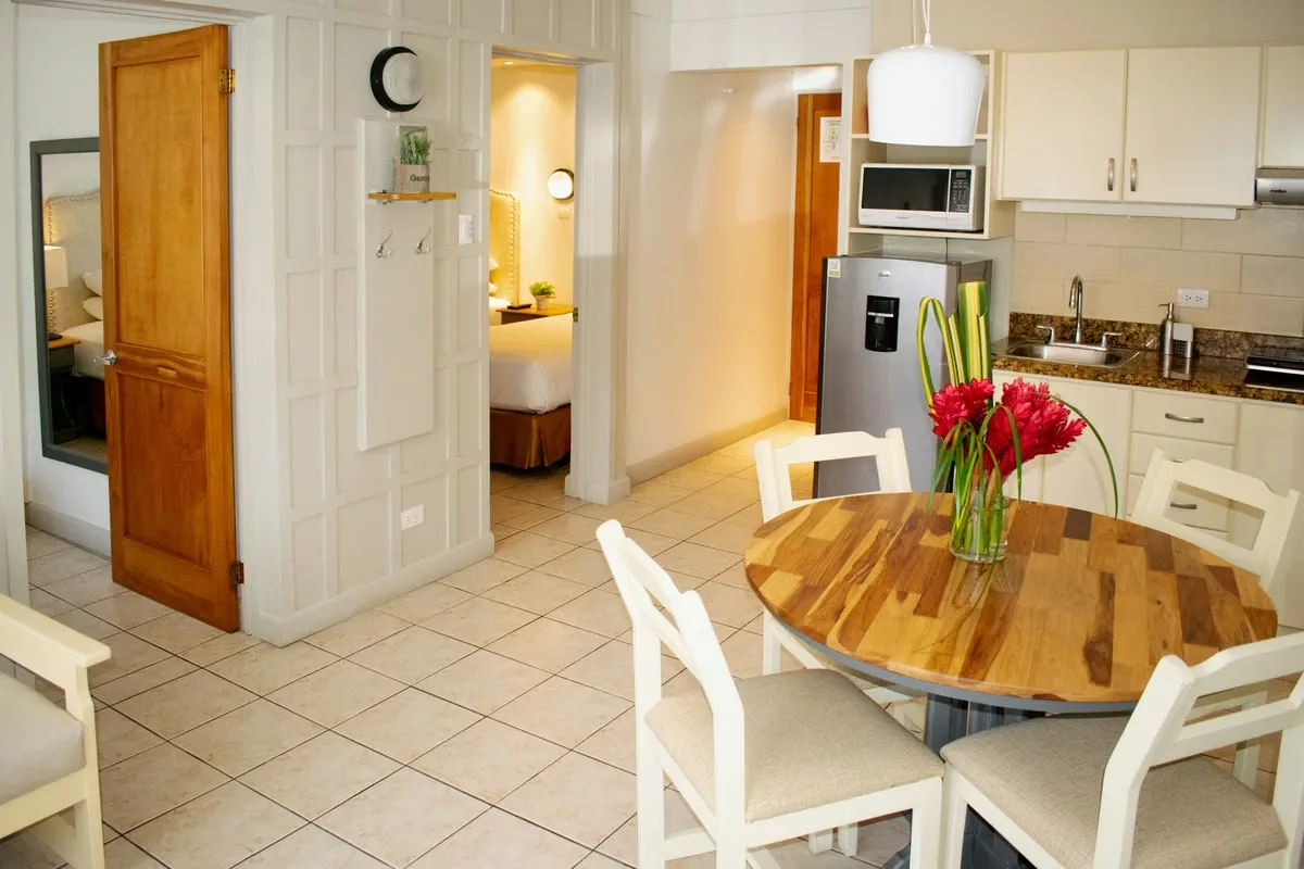 The space, comfort, and executive location you need in San José! Modern and spacious fully furnished apartment for rent in the exclusive La Sabana Oasis complex. This is the perfect ... — photo 3