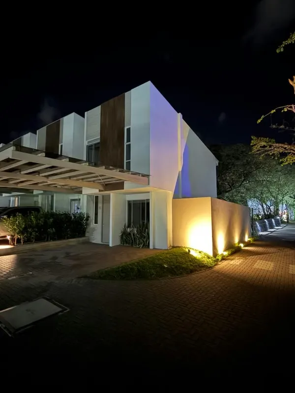 Oportunidad! En venta casa casa con arquitectura mediterránea en condominio Villa Real Santa Ana , con la mejor vista posible !