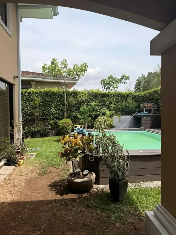 Alquiler en Santa Ana: Amplia Casa en Condominio con Piscina Privada y Ático