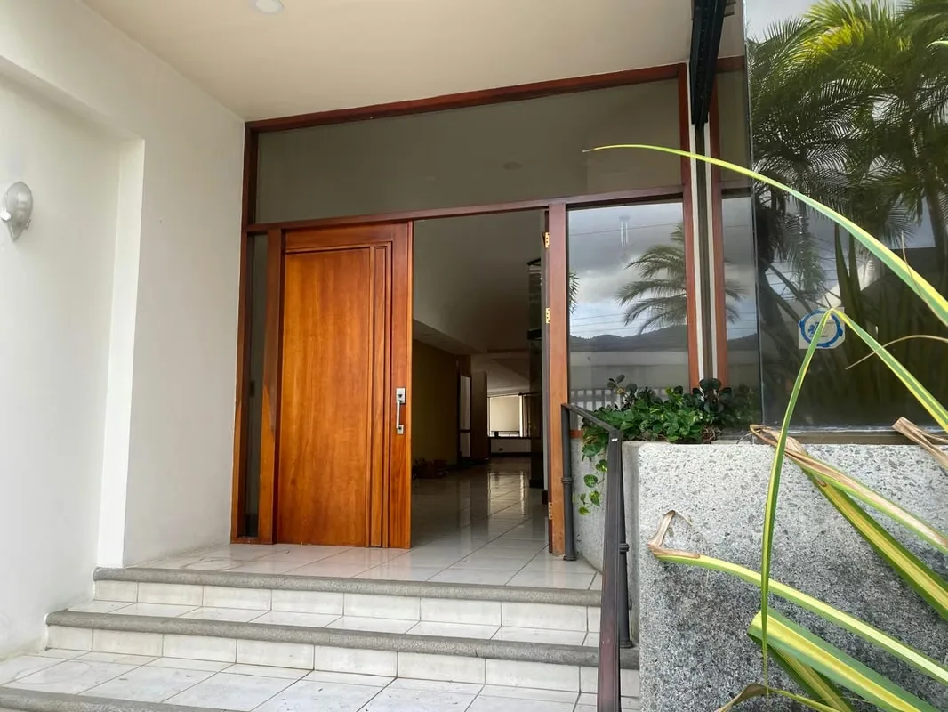 Superbly located in the high-security, upscale neighborhood of Trejos Montealegre, Escazú, this magnificent detached ...