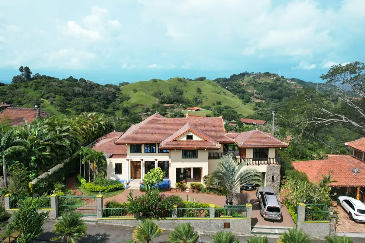 Se vende espectacular Casa en Residencial Pica Flora, Atenas. (FAU)