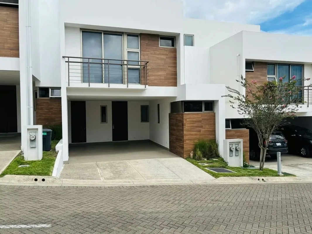Moderna Casa de 270 m² en Condominio Exclusivo – San Antonio de Escazú Ubicada en el prestigioso Condominio Dendera, esta elegante residencia de dos niveles destaca por su diseño ...