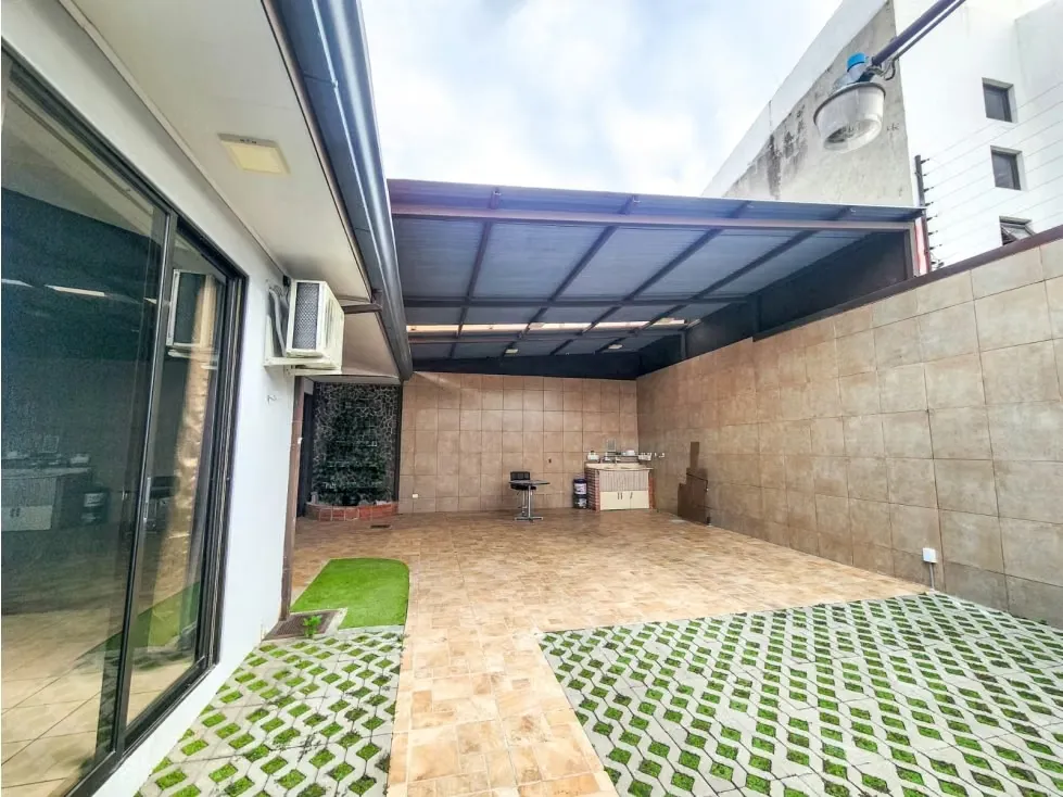 Casa de un nivel en ubicación céntrica en Santa Ana (suelo mixto)