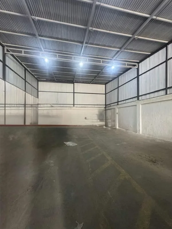 Warehouse suitable for a gym, outlet store, retail store, or product storage.