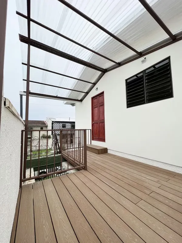 Apartment for 1 person: 1 room, 1 bathroom, 1 covered parking. Illuminated, second floor. Includes fridge, kitchen and water. Very nice and quiet neighborhood.
