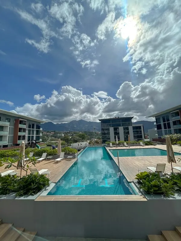 Amplio y elegante apartamento con línea blanca y Exc vistas en venta enEscazú Village