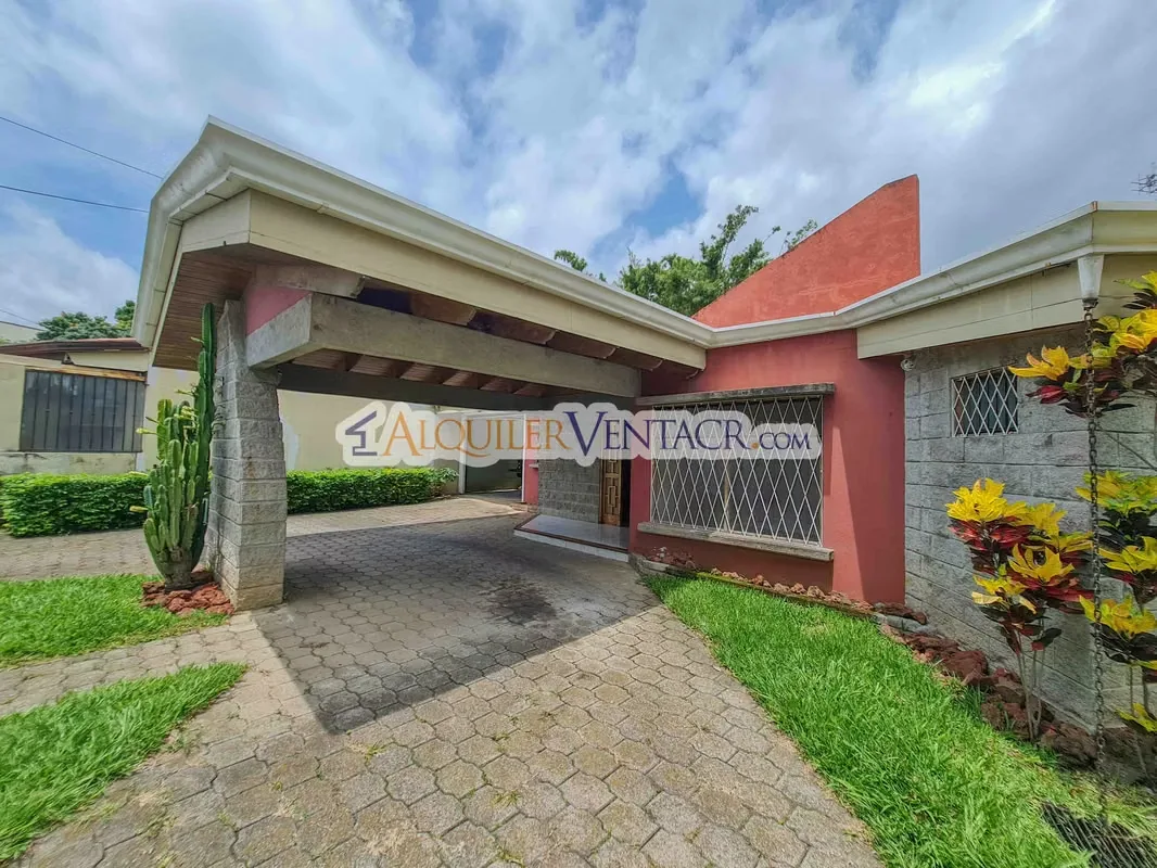 For sale independent house with ONE FLOOR ideal for remodeling, located by Distrito 4 Guachipelin Escazu, measuring 463 m2 of construction and 1,100 m2 of lot, it has 5 bedrooms + ...