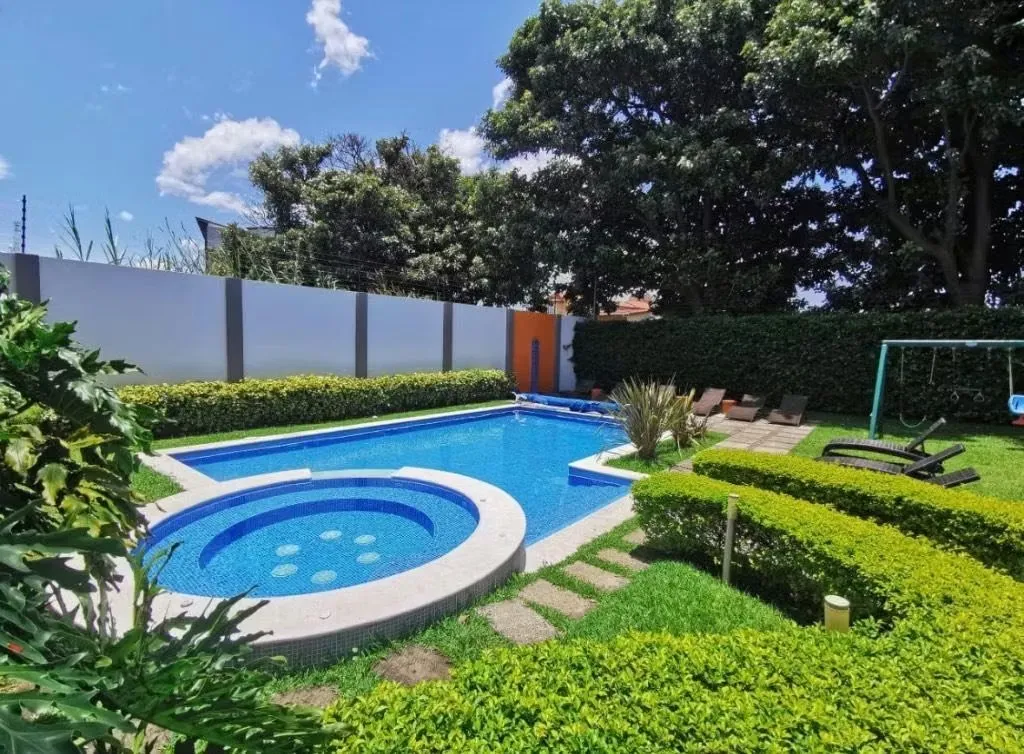 One bedroom apartment plus dining room as new, newly arranged. Floor 11, with balcony, view to the bed.