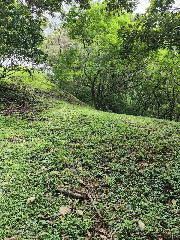 Descubra un majestuoso lote de terreno de 2008.20 m2 en el exclusivo y selecto residencial de Villa Real, ubicado en la privilegiada zona de Santana, San José. Este terreno, anclado ... — photo 5