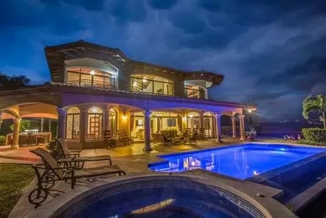Casa en comunidad exclusiva con LAS mejor vistas de San Jose & la costa Pacifica desde Atenas