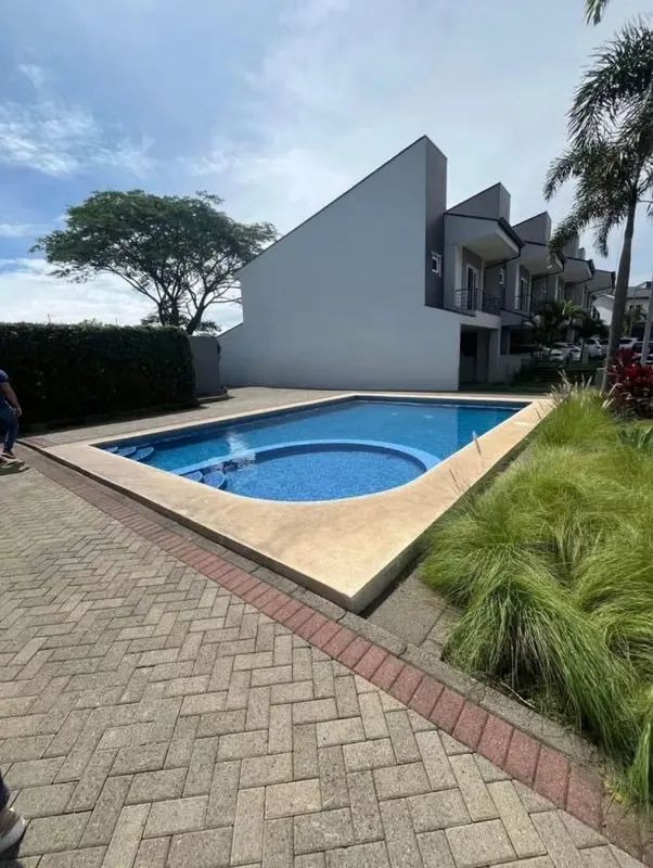 Viva con la comodidad y elegancia que usted se merece en esta hermosa casa ubicado en una zona estratégica cerca de todo.