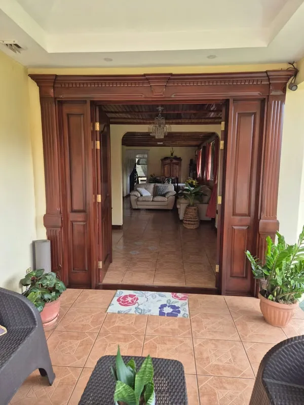 Looking for a property with an excellent location, ample land, and enormous development potential? This option in Pozos de Santa Ana is ...