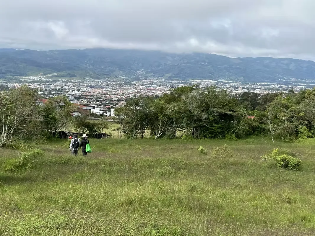 Beautiful land with view to the whole Cartago, facing 20 meters per 100 bottom 2,000 meters, very accessible, use of soil Bodegas Agro-industrial, primary residence.