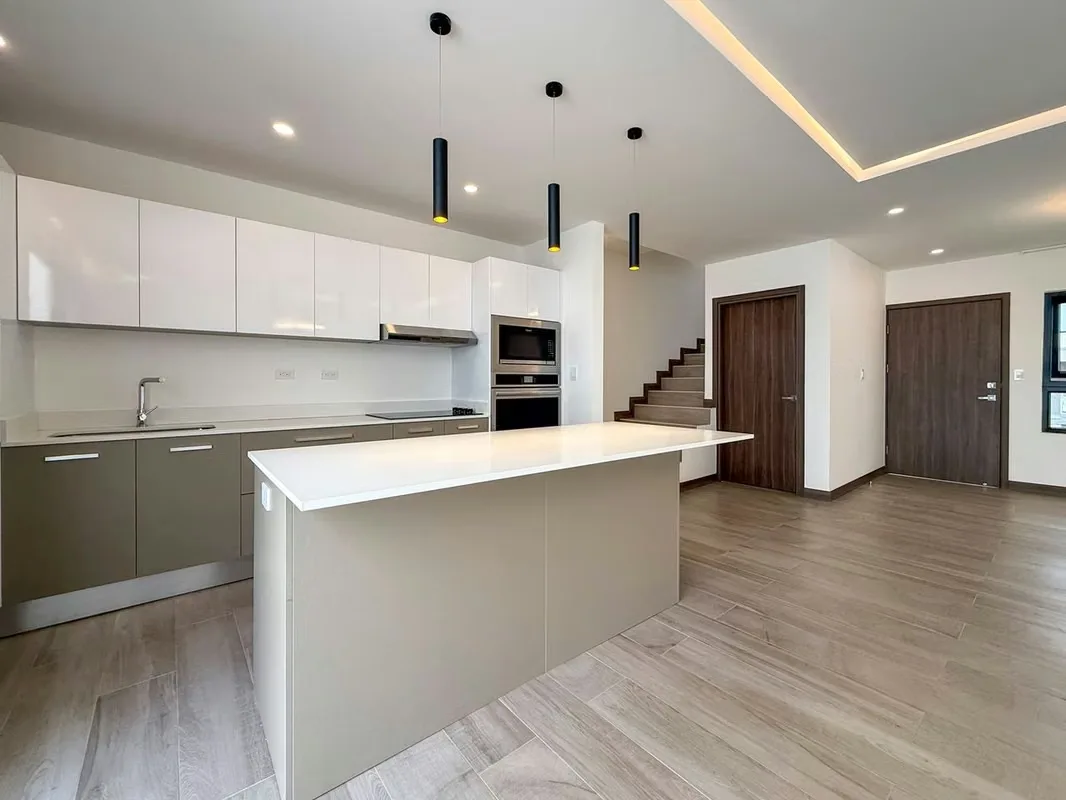 beautiful residence located in the condo Villas de Santa Ana, is located in a strategic place, close to shops, access routes, very quiet and secure area.