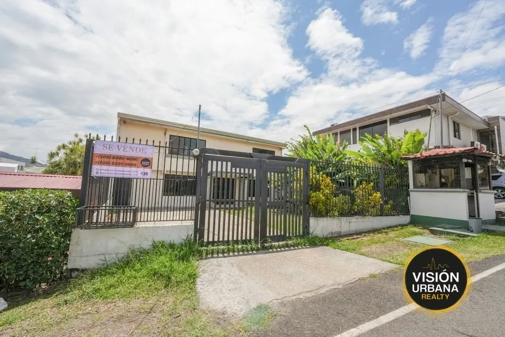 House with mixed-use zoning located in San Rafael de Escazú. It consists of two levels distributed as follows: